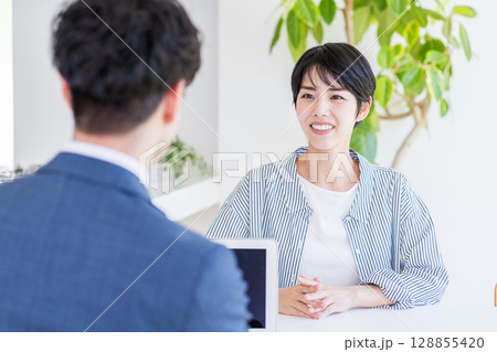 ファイナンシャルプランナーに相談する主婦。 128855420