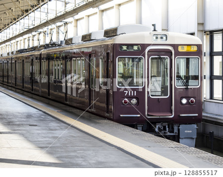 阪急池田駅を出発する宝塚行き急行電車 128855517