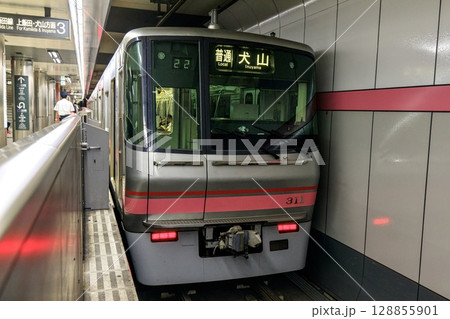 地下鉄上飯田線連絡線、平安通駅に停車中の名鉄300系電車 128855901