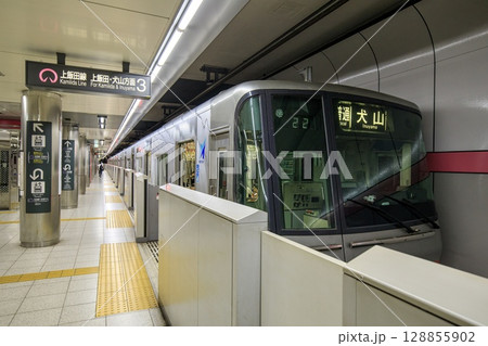 地下鉄上飯田線連絡線、平安通駅に停車中の名鉄300系電車 地下鉄上飯田線連絡線、平安通駅に停車中の名鉄300系電車 128855902