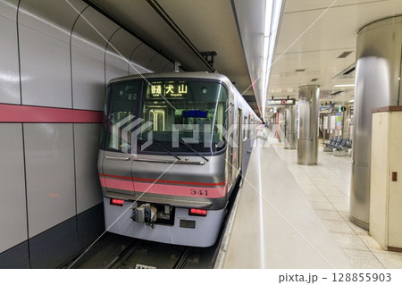 地下鉄上飯田線連絡線、平安通駅に停車中の名鉄300系電車 地下鉄上飯田線連絡線、平安通駅に停車中の名鉄300系電車 128855903