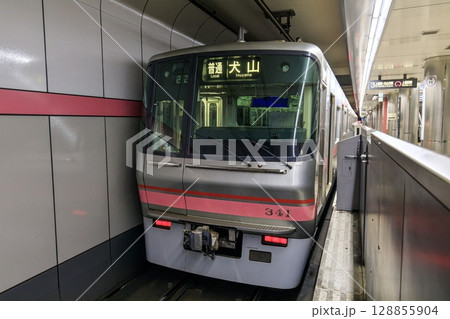 地下鉄上飯田線連絡線、平安通駅に停車中の名鉄300系電車 128855904