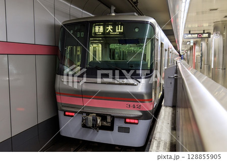 地下鉄上飯田線連絡線、平安通駅に停車中の名鉄300系電車 128855905