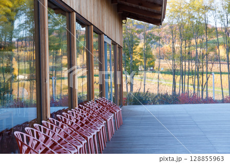 秋の綺麗なレストランの風景 128855963