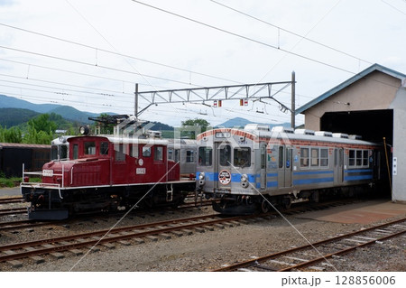 津軽大沢駅に留置されたED221とデハ7000形 128856006
