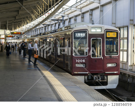 阪急池田駅に停車した急行大阪梅田行きの電車 阪急池田駅に停車した急行大阪梅田行きの電車 128856059