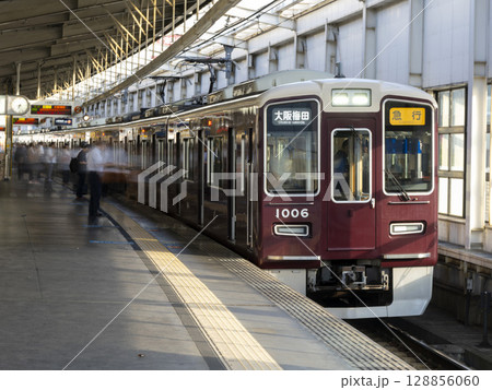 阪急池田駅に停車した急行大阪梅田行きの電車 128856060
