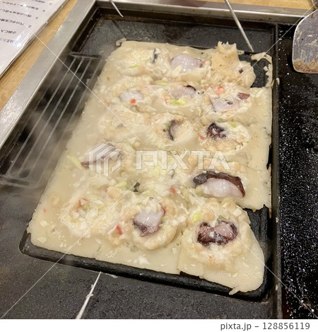 作り始めのたこ焼き 128856119