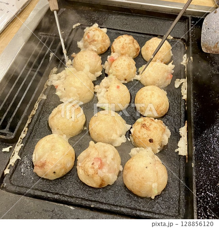 調理中のたこ焼き 128856120
