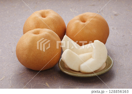 あたご梨　皿盛りと一緒に 128856163