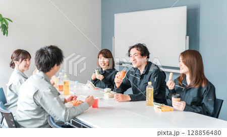 休憩室でランチ,お弁当を食べる作業服姿のビジネスマン男女 128856480