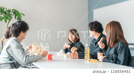 休憩室でランチ,お弁当を食べる作業服姿のビジネスマン男女 128856481