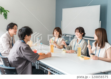 休憩室でランチ,お弁当を食べるビジネスマン男女 128856575
