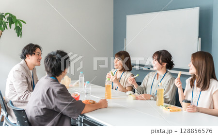 休憩室でランチ,お弁当を食べるビジネスマン男女 128856576