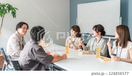 休憩室でランチ,お弁当を食べるビジネスマン男女 128856577