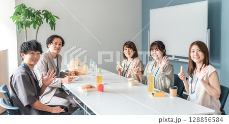 休憩室でランチ,お弁当を食べるビジネスマン男女 128856584