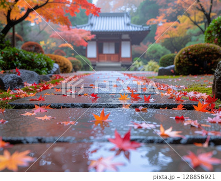 雨に濡れる紅葉と石畳の小径、静寂に包まれた日本庭園 雨に濡れる紅葉と石畳の小径、静寂に包まれた日本庭園 128856921
