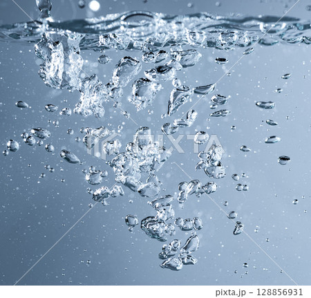 水を注ぐ 水を注ぐ 128856931