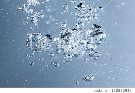 水を注ぐ 水を注ぐ 128856933