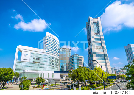 日本の横浜都市景観夏空が広がる…桜木町駅前。ヨコハマエアキャビンの桜木町駅などを望む＝24日 128857300