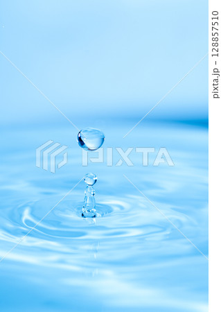 水しぶきのアクションショット 水しぶきのアクションショット 128857510