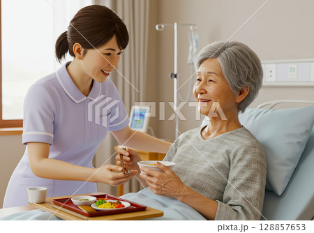 食事介助をする介護士と高齢者の女性 128857653