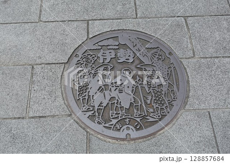 伊勢市駅前　伊勢参り マンホール蓋 128857684