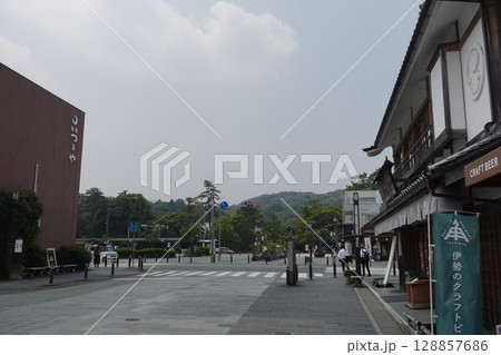 伊勢市駅前　お伊勢さん外宮前交差点　伊勢せきや　つるや　赤福 128857686