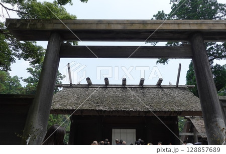 伊勢神宮　外宮前鳥居 128857689