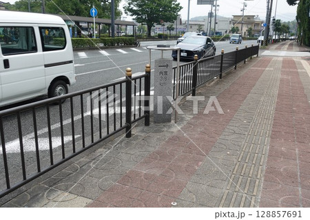 伊勢神宮外宮前バス停御木本道路 内宮まで3.8km 伊勢神宮外宮前バス停御木本道路 内宮まで3.8km 128857691