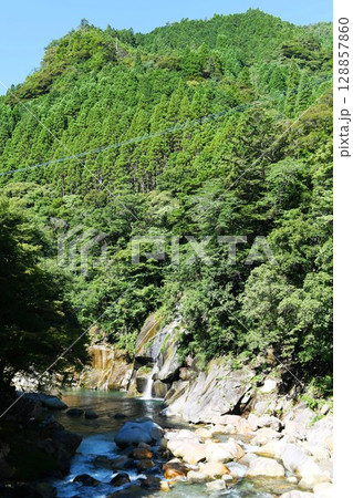 【日之影町　日之影川に注ぐ斜瀑「名女石滝」】 128857860