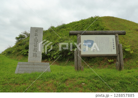 志苔館 郭内入口の看板と石標(北海道函館市) 志苔館 郭内入口の看板と石標(北海道函館市) 128857885
