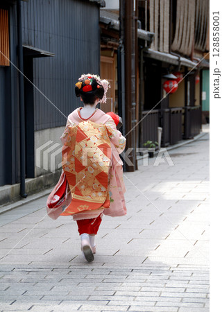 Japanese lady in Kyoto 古都 京都の町中を歩く和服を着た女性(春の京都の光景) 128858001