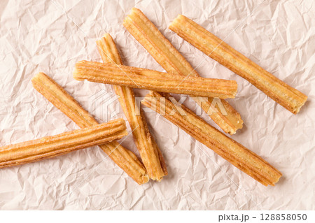 紙にのせたチュロス 紙にのせたチュロス 128858050
