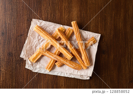 紙にのせたチュロス 紙にのせたチュロス 128858052