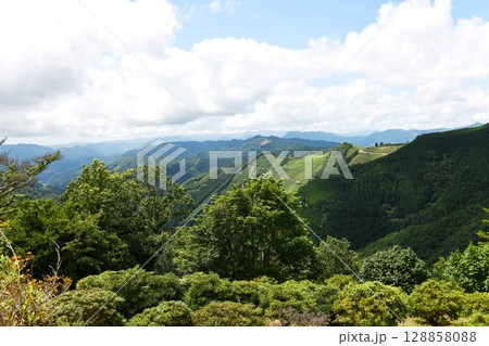 【美郷町　中小屋天文台「昴ドーム」展望所より南方の山並みを望む】 128858088