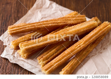 紙にのせたチュロス 128858089
