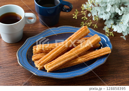 皿に盛ったチュロス 128858395