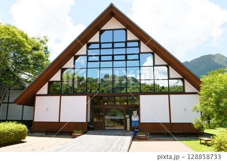 【美郷町 宮崎県林業技術センター「森の科学館」外観】 【美郷町 宮崎県林業技術センター「森の科学館」外観】 128858733