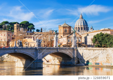 冬のローマ　テヴェレ川とサン・ピエトロ大聖堂のクーポラ 128859071