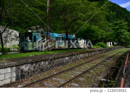 長良川鉄道北濃駅へ到着した列車 128859081
