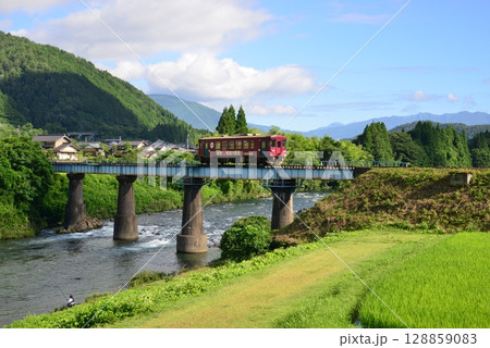郡上大和と万場の間の長良川の鉄橋をわたる長良川鉄道 128859083