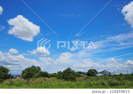 青空と白い雲が広がる田舎の田園風景 青空と白い雲が広がる田舎の田園風景 128859633