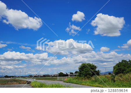 青空と白い雲が広がる田舎の田園風景 青空と白い雲が広がる田舎の田園風景 128859634