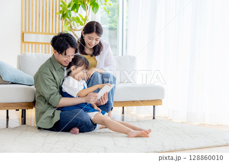 若い家族　リビング　タブレット 128860010