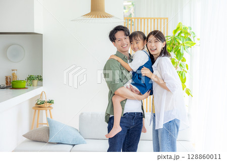 若い家族 128860011