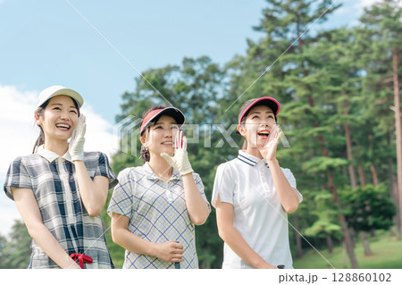 ゴルフ場で応援するゴルファーの女性 ゴルフ場で応援するゴルファーの女性 128860102