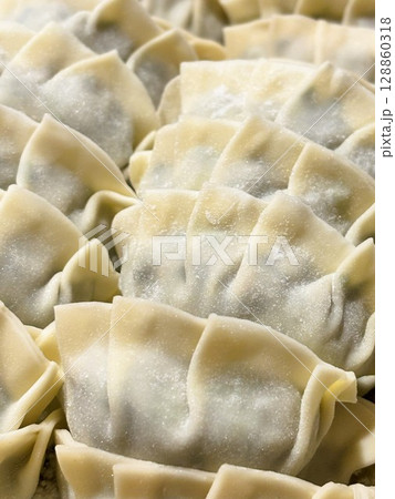 バットの上に並べられた手作り餃子 128860318