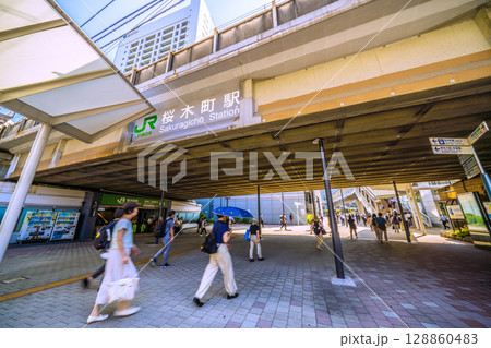 日本の横浜都市景観　朝の通勤風景。奥は、横浜市役所方向 128860483