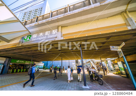 日本の横浜都市景観　朝の通勤風景。奥は、横浜市役所方向 128860484